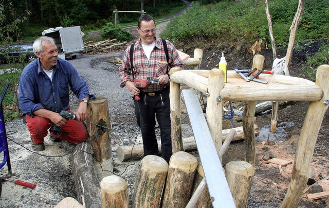 Raimund Thimm (links) und Joachim Beni...tzes im Felsele Erlebniswald-Projekt.   | Foto: Eva Korinth