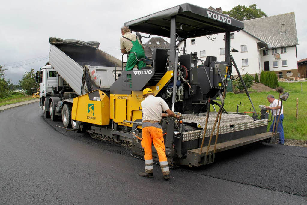 Die erste Bitumenschicht wurde auf der L157 in der Ortsmitte von Grafenhausen aufgebracht Die erste Bitumenschicht wurde auf der L157 in der Ortsmitte von Grafenhausen aufgebracht
