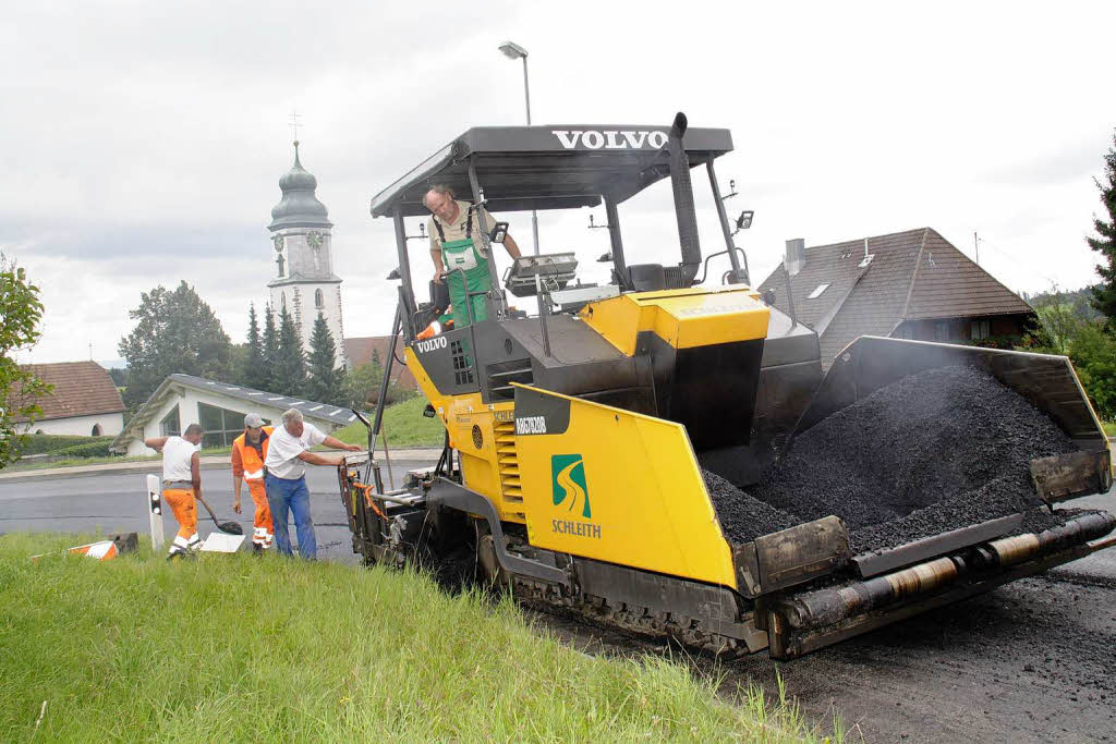 Die erste Bitumenschicht wurde auf der L157 in der Ortsmitte von Grafenhausen aufgebracht Die erste Bitumenschicht wurde auf der L157 in der Ortsmitte von Grafenhausen aufgebracht