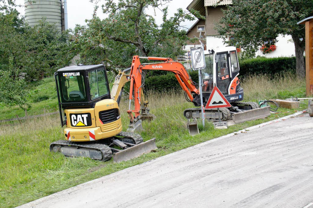 Nicht nur große Gerätschaften, auch kleine Bagger waren bei der Straßensanierung nötig Nicht nur große Gerätschaften, auch kleine Bagger waren bei der Straßensanierung nötig