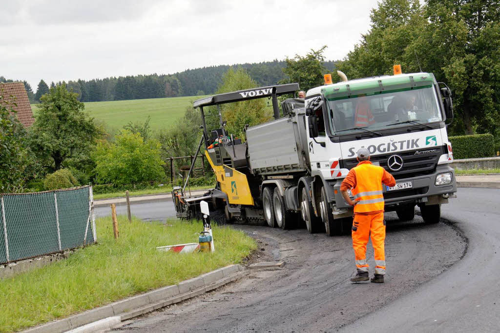 Die erste Bitumenschicht wurde auf der L157 in der Ortsmitte von Grafenhausen aufgebracht Die erste Bitumenschicht wurde auf der L157 in der Ortsmitte von Grafenhausen aufgebracht
