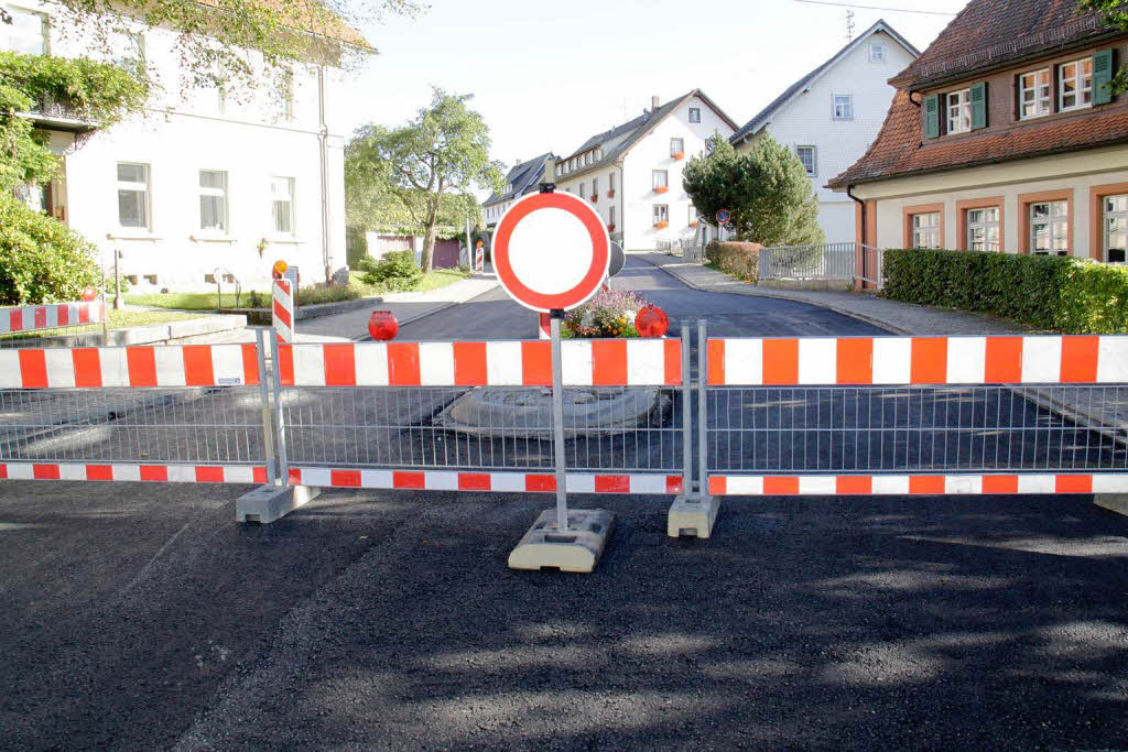Für Asphaltarbeiten war die Ortsdurchfahrt Grafenhausen am Donnerstag und am Freitag teilweise gesperrt. Hier die Absperrung an der Grundschule Für Asphaltarbeiten war die Ortsdurchfahrt Grafenhausen am Donnerstag und am Freitag teilweise gesperrt. Hier die Absperrung an der Grundschule