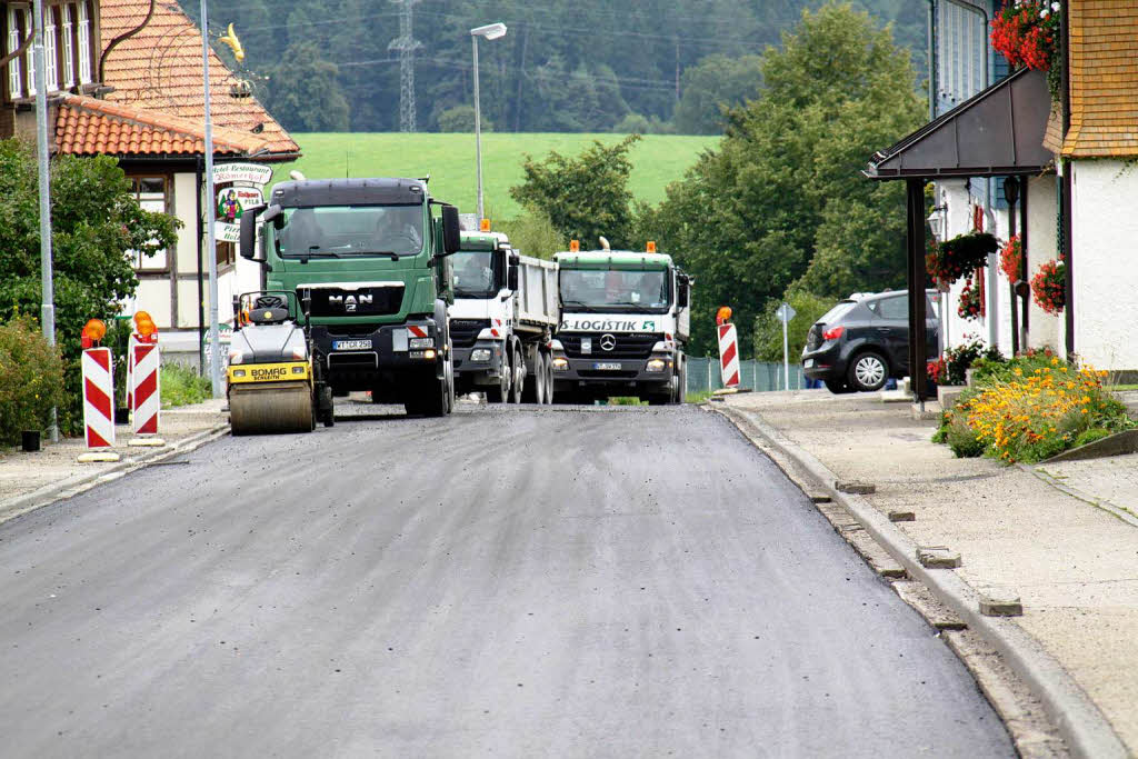 Die erste Bitumenschicht wurde auf der L157 in der Ortsmitte von Grafenhausen aufgebracht Die erste Bitumenschicht wurde auf der L157 in der Ortsmitte von Grafenhausen aufgebracht