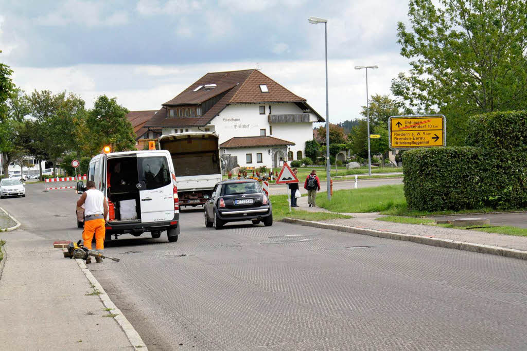 Die erste Bitumenschicht wurde auf der L157 in der Ortsmitte von Grafenhausen aufgebracht Die erste Bitumenschicht wurde auf der L157 in der Ortsmitte von Grafenhausen aufgebracht