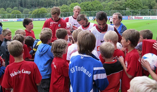 Gedrnge  herrschte, als die Todtnauer...me von den SC-Profis sammeln konnten.   | Foto: Gerhard Asal