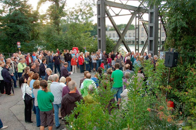 200 Teilnehmer demonstrierten auf der ...d des alten Kraftwerks und des Stegs.   | Foto: Peter Gerigk