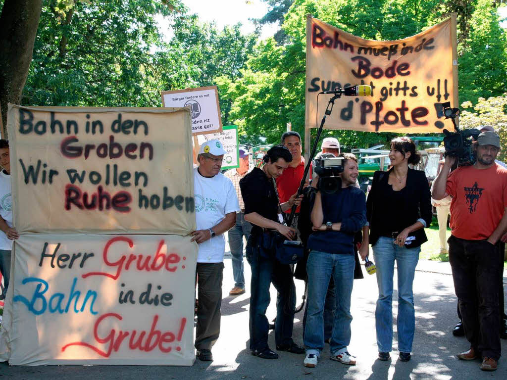 Gesprche und Protest: Bahnchef Rdiger Grube besucht Bad Krozingen