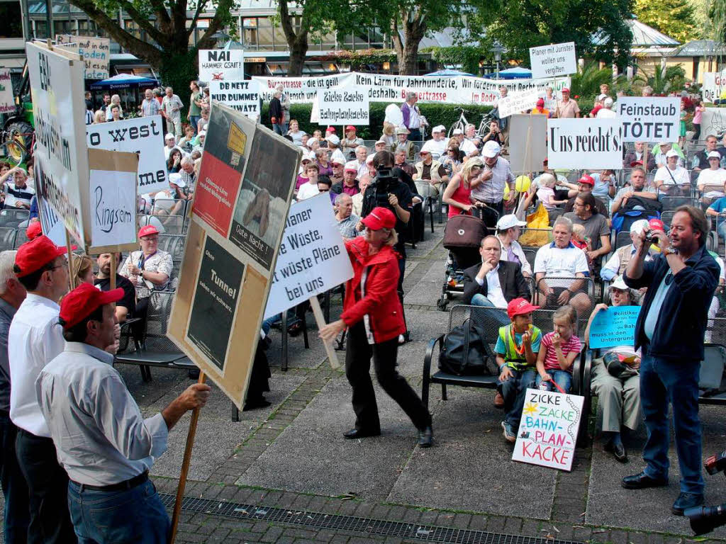 Gesprche und Protest: Bahnchef Rdiger Grube besucht Bad Krozingen