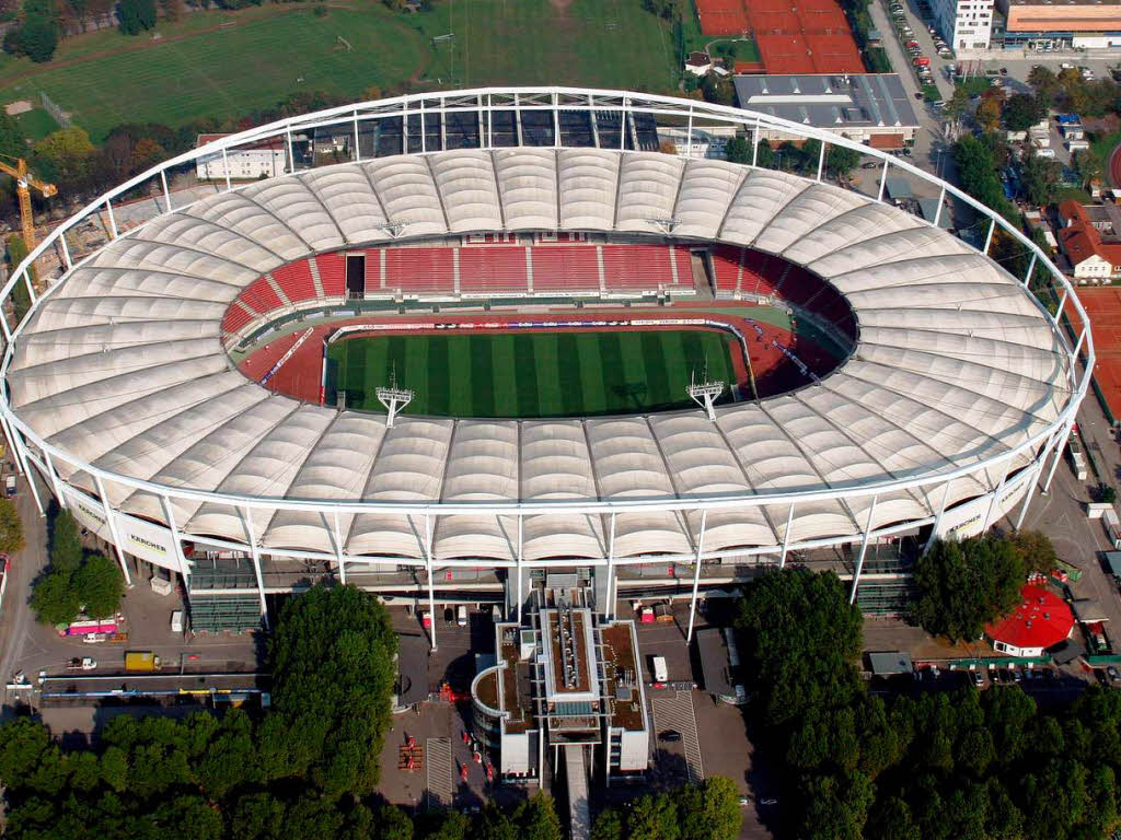 Stuttgart und die Mercedes-Benz-Arena. Frisch gelifteter Huslebauertraum. Gro genug fr Meisterschaftsfeiern. Perspektiven-Punkt fr Stuttgart. 8:7