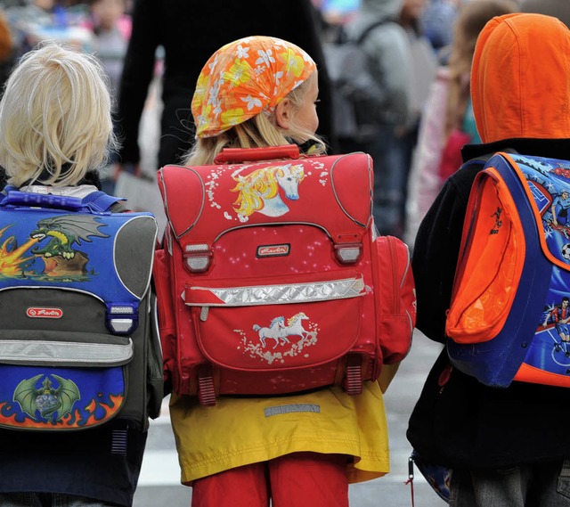 Ab Montag wieder unterwegs: Kinder auf dem Schulweg   | Foto: dpa
