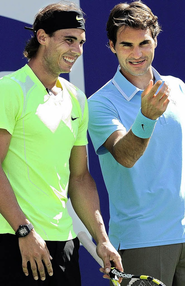Noch plaudern sie ganz entspannt: Nadal und Federer (rechts).   | Foto: dpa
