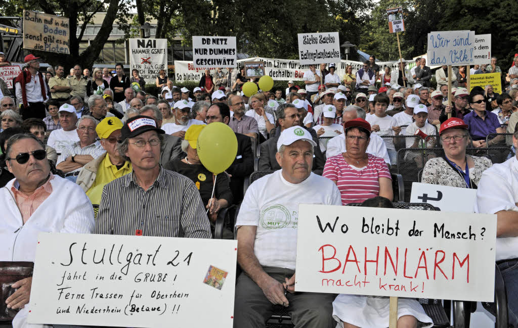 Gesprche und Protest: Bahnchef Rdiger Grube besucht Bad Krozingen