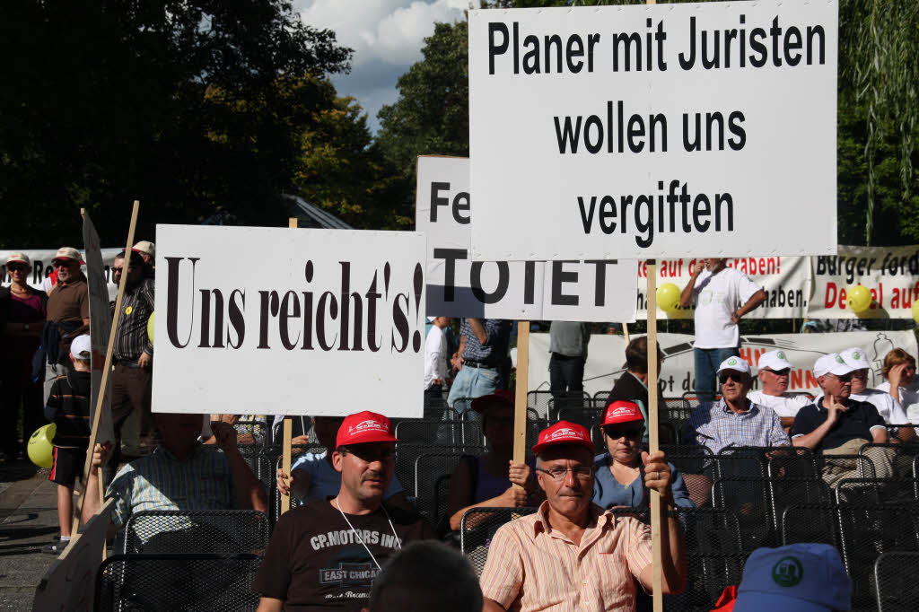 Proteste gegen Bahnplne zum Ausbau der Rheintalbahn anlsslich des Besuchs von Bahnchef Rdiger Grube in Bad Krozingen