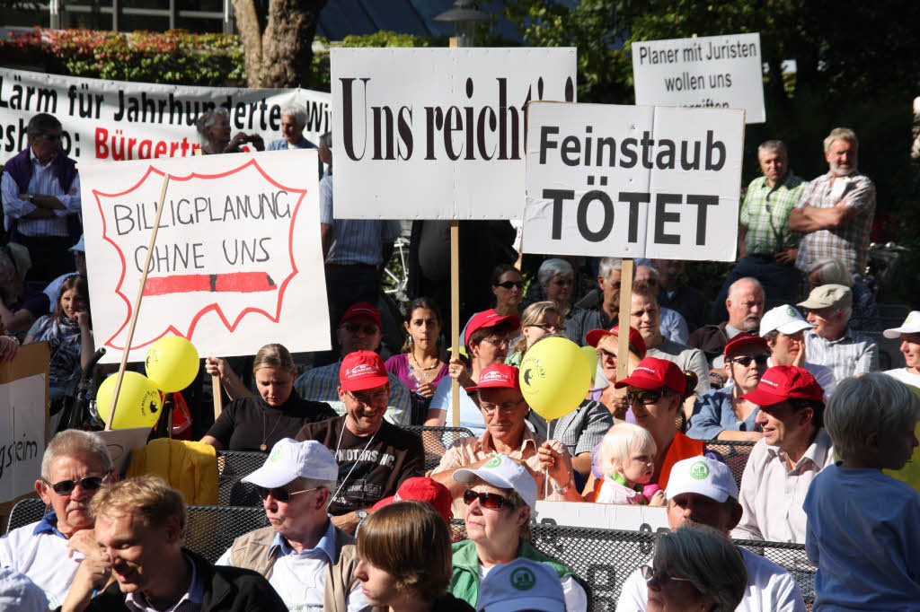 Proteste gegen Bahnplne zum Ausbau der Rheintalbahn anlsslich des Besuchs von Bahnchef Rdiger Grube in Bad Krozingen