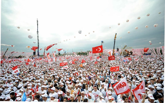 Evet (Ja): Mit diesem knappen Slogan w...nt Erdogan fr die Verfassungsreform.   | Foto: AFP