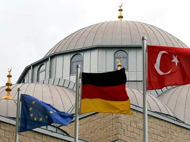 Eine europische, eine deutsche und ei...r die deutschen Moscheen ausgebildet.  | Foto: dpa