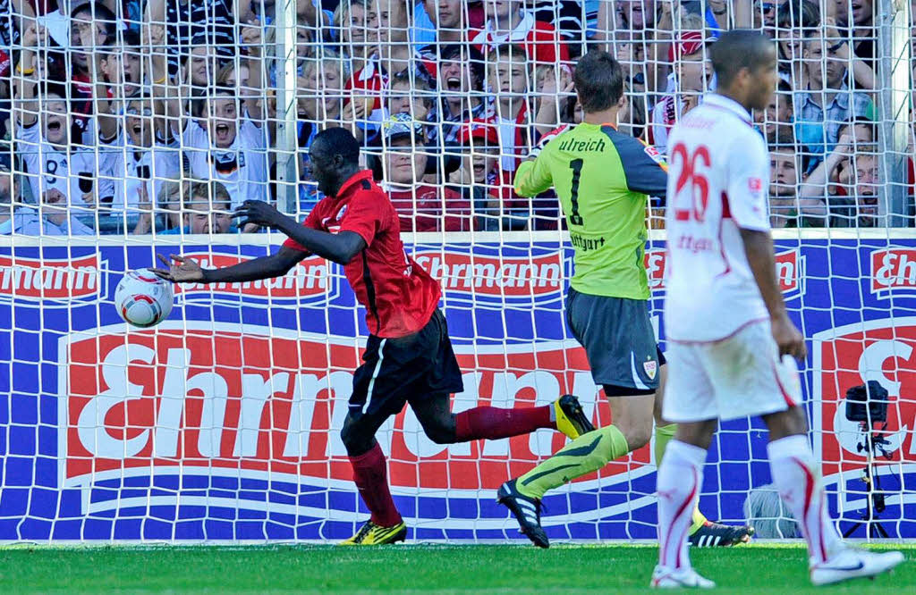 Und noch eins: Papiss Demba Cisse erzielt das 1:1 unter den Augen von Sven Ulreich.