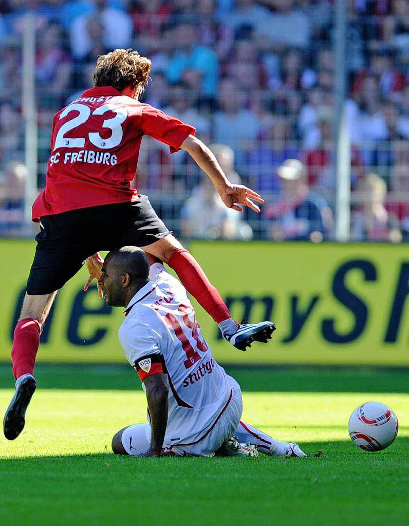 Nationalspieler kein Hindernis: Julian Schuster berspringt den Stuttgarter Cacau.