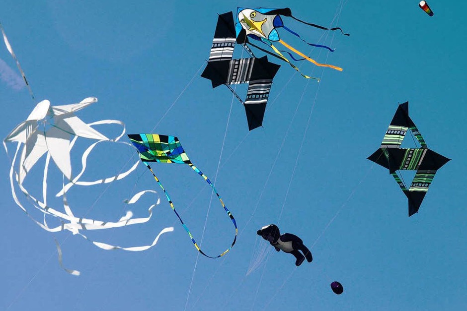 Drachen in allen erdenklichen Farben und Motivvarianten waren am strahlend blauen Himmel über dem Segelflugplatz Hütten zu sehen (Foto: Karin Stöckl-Steinebrunner) Drachen in allen erdenklichen Farben und Motivvarianten waren am strahlend blauen Himmel über dem Segelflugplatz Hütten zu sehen (Foto: Karin Stöckl-Steinebrunner)
