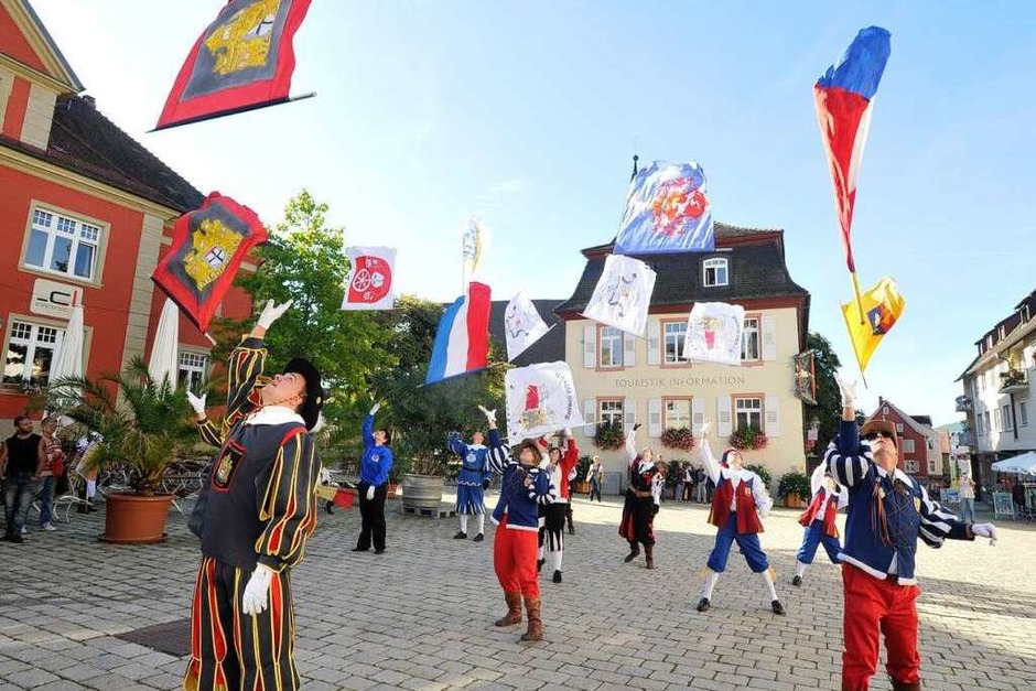 Hoch die Fahne: Umzug der Fahnenwerfer von Fanfarenzügen aus dem ganzen Land (Foto: Volker Münch) Hoch die Fahne: Umzug der Fahnenwerfer von Fanfarenzügen aus dem ganzen Land (Foto: Volker Münch)