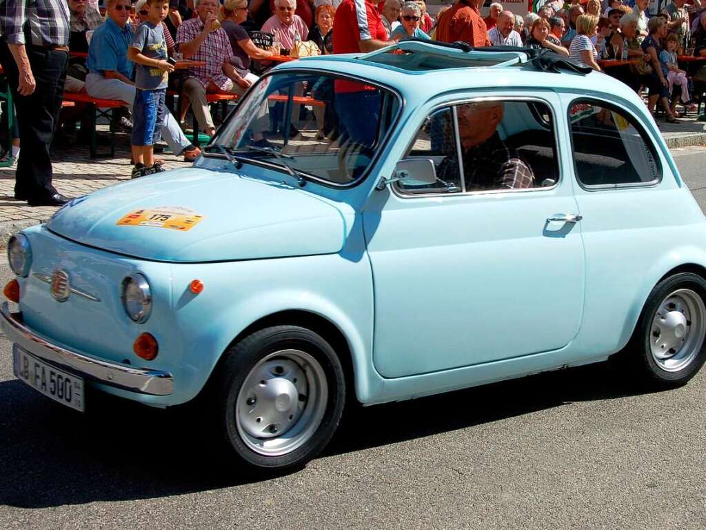 Eine Schnheit in blau: Ein alter Fiat