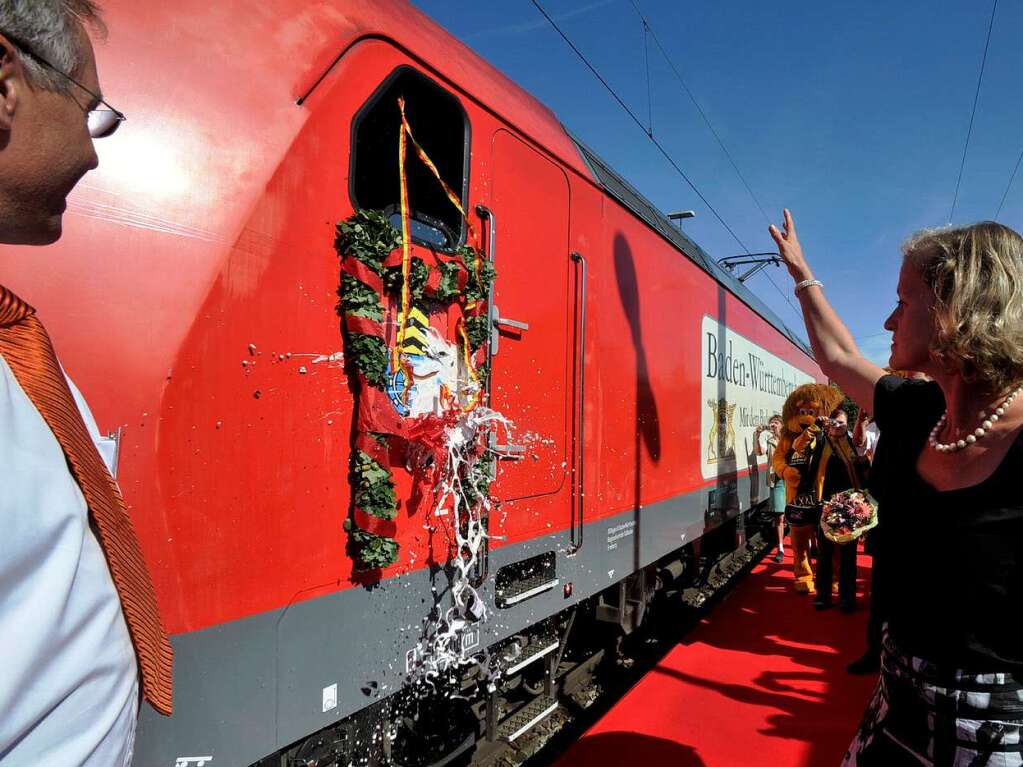 Schampus gegen Lok: Die Mllheimer Brgermeistergattin Mercedes Mauch taufte eine Regionalzug-Lok auf den Namen „Mllheim“
