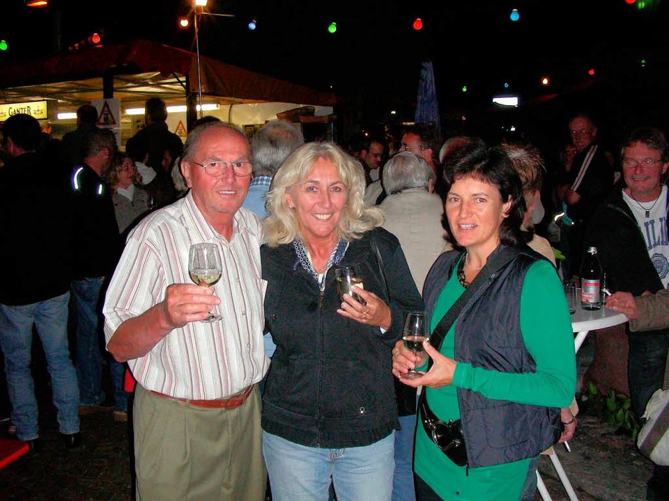 Gute Stimmung herrschte bei den Gästen des Dorf- und Weinfestes.  | Foto: Mario Schöneberg