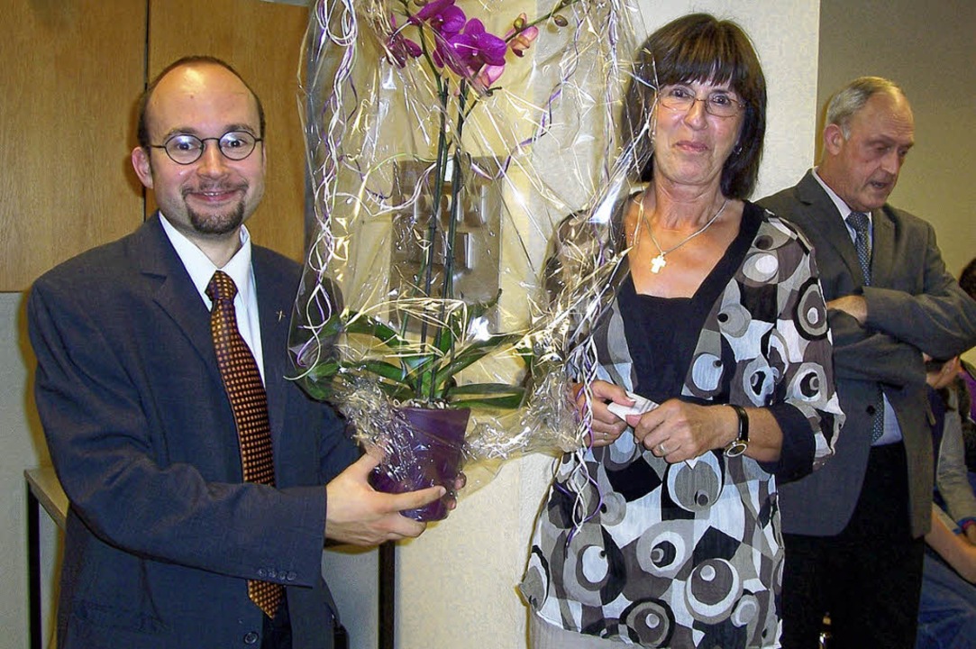 Vikar Matthias Weil (links) verlässt L... Frauengemeinschaft mit einer Orchidee  | Foto: Karla Scherer