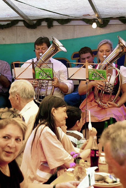 Zünftige Blasmusik bot die Stadtmusik ...rdorfstraße die  Besucher vergnügten.   | Foto: SENF