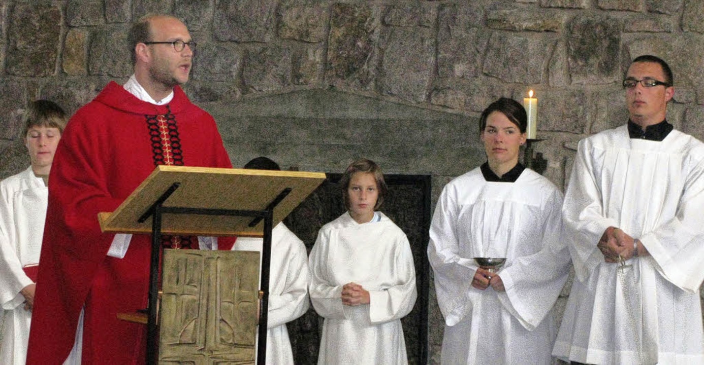 Vikar Dominik Feigenbutz feierte das H... Patrozinium der Heilig-Kreuz-Kirche.   | Foto: michael gottstein