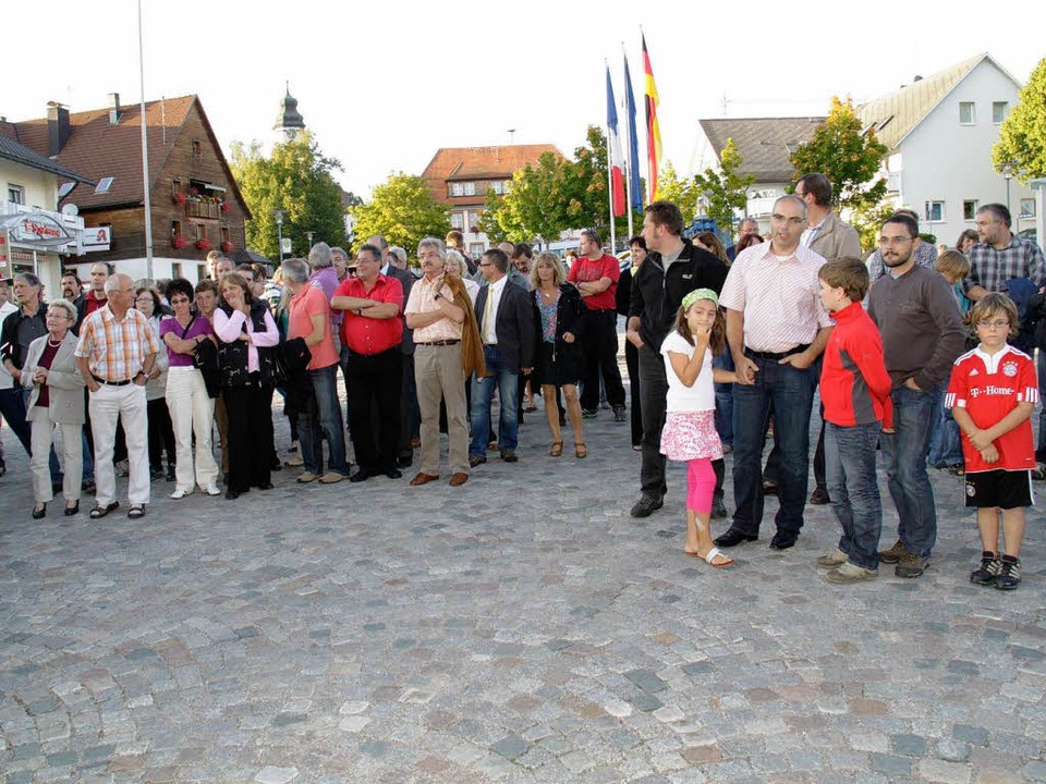 Der  Andrang auf dem Rathausplatz in G... Kiefer das Wahlergebnis  bekannt gab.  | Foto: Wilfried Dieckmann