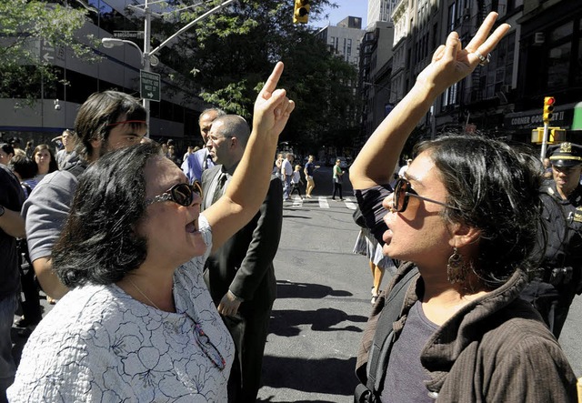 Verteidigerin (rechts) und Gegnerin der Moschee in Manhattan   | Foto: dpa
