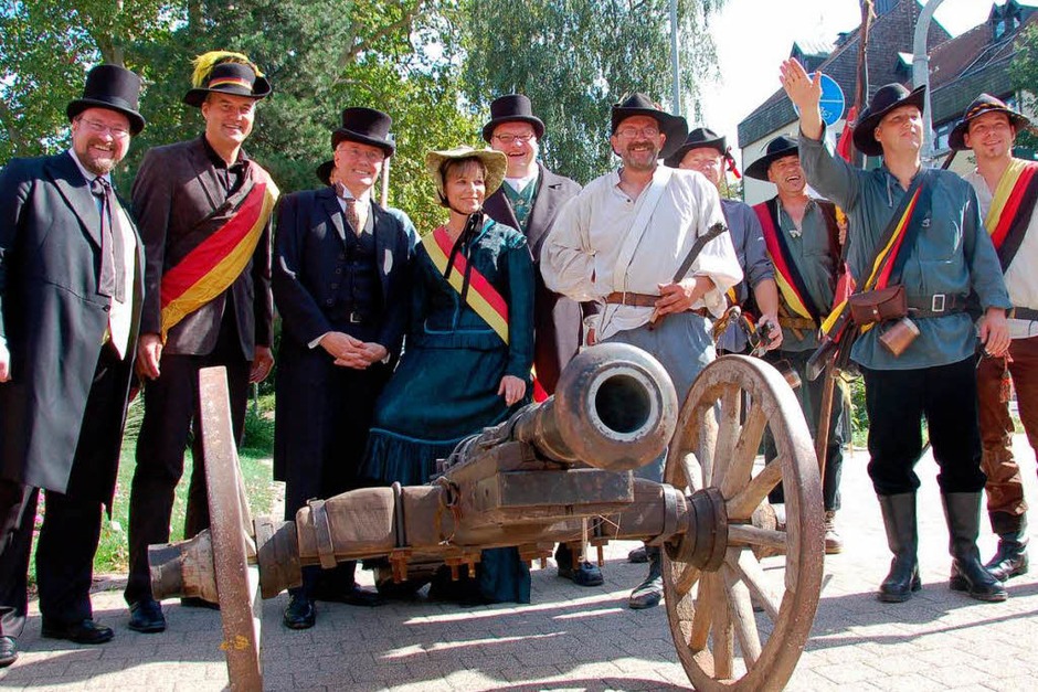 Die Stadtoberhäupter mit der Kanone als Symbol dafür, dass Freiheit auch blutig erkämpft werden musste. (Foto: Ralf Burgmaier) Die Stadtoberhäupter mit der Kanone als Symbol dafür, dass Freiheit auch blutig erkämpft werden musste. (Foto: Ralf Burgmaier)
