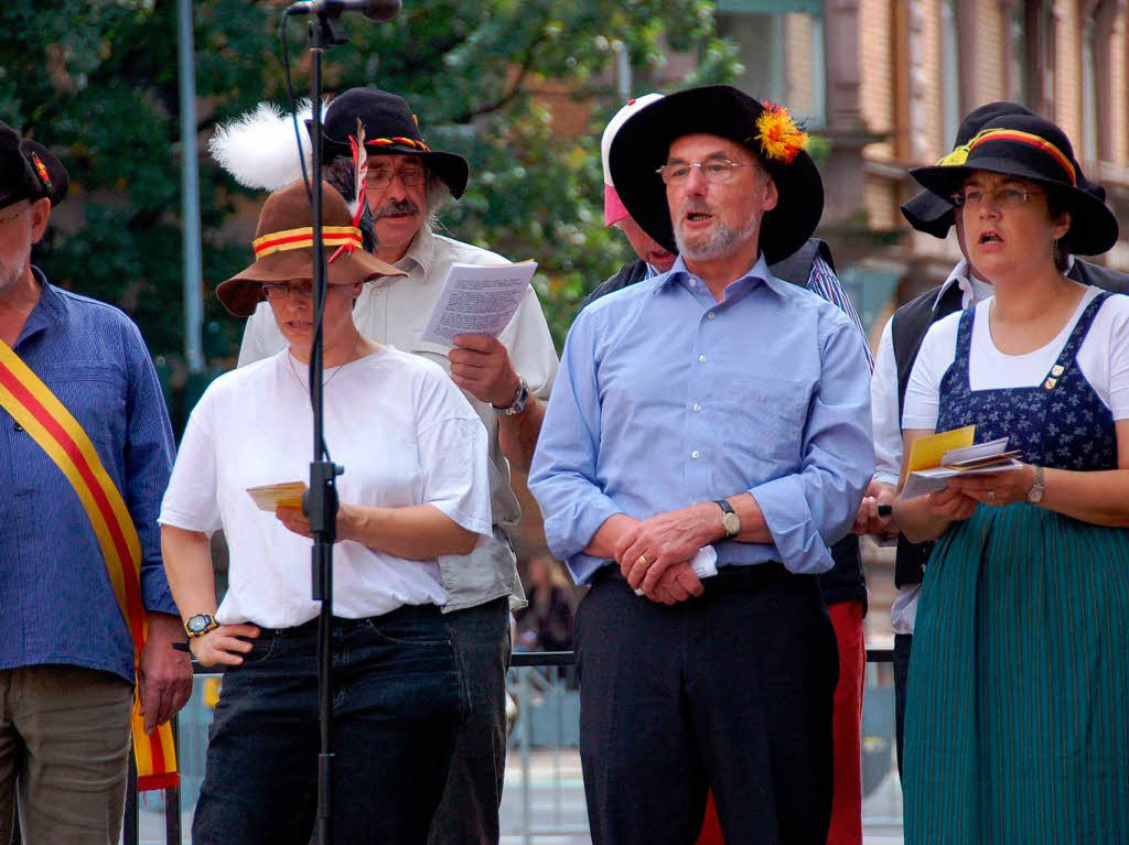 Manfred Wahl (Zweiter von rechts) von der BI Bahntrasse singt mit Mitstreitern die Forderungen an die Bahn.