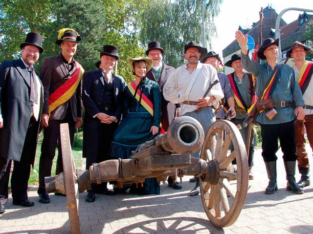 Die Stadtoberhupter mit der Kanone al...it auch blutig erkmpft werden musste.  | Foto: Ralf Burgmaier