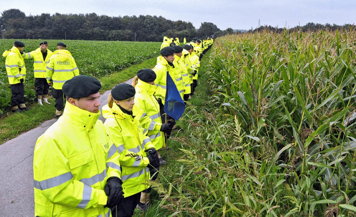 Hundertschaften der Polizei durchkämme... einsehbare Maisfelder bei Grefrath.    | Foto: DPA