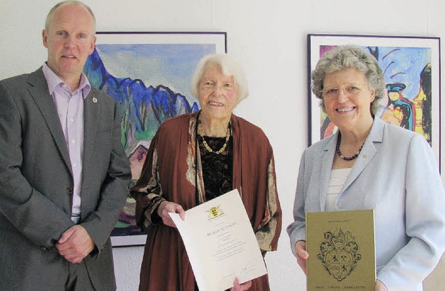 Brgermeister Ahlers und Sieglinde Lan...ertal, gratulieren Ingrid Roth zum 90.  | Foto: m. Lange