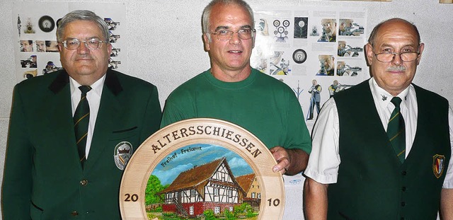 Rolf Enderle (Freiamt) gewann in Freia...inks) und  Altersreferent Josef Ga.    | Foto: Privat