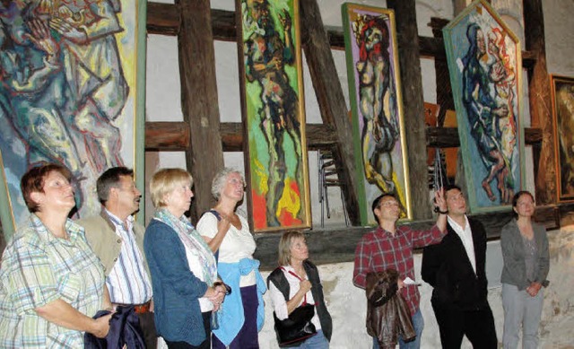 Interessiert lauschten Besucher den Au...hler (3. von rechts) im Storchenturm.   | Foto: piz