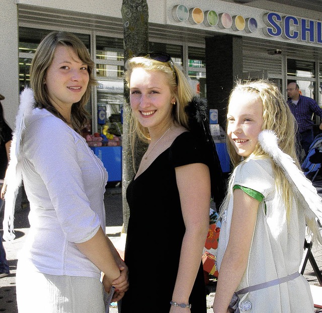 Als schwarz und wei gewandete Engel m... aufmerksam und verteilten Leseproben.  | Foto: Liane Schilling