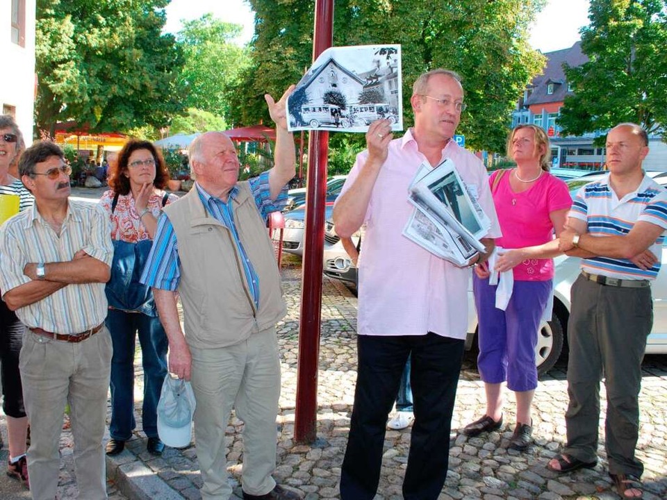 Stadtarchivar Uwe Fahrer zeigte bei ei...n Breisach einst Gaststätten befanden.  | Foto: Benjamin Bohn