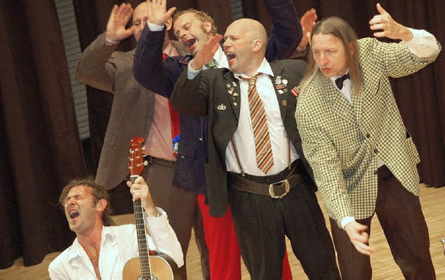 Gnadenlos virtuoses Musikkabarett zaub...dthalle und verzauberte das Publikum.   | Foto:  HILDEGARD SIEBOLD