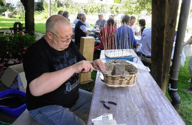 Hobbykorbflechter Thomas Appel zeigte ...hmiede, wie Krbe hergestellt werden.   | Foto: w. beck