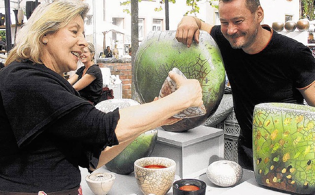 Die Tpfermarktbesucher haben Jahr fr...reude an den keramischen Kunstwerken.   | Foto: Lendle