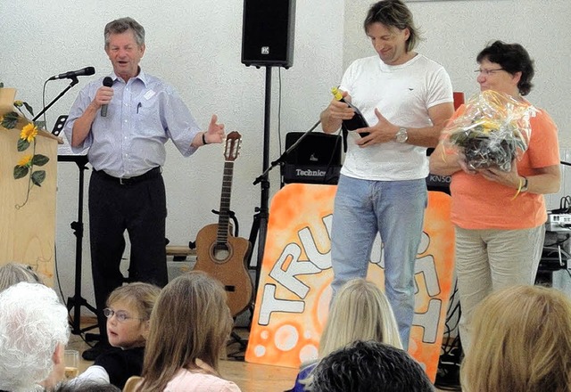 Dieter Wst rief und die groe Familie...ch noch zwei Geburtstagskinder geehrt.  | Foto: Silke Hartenstein