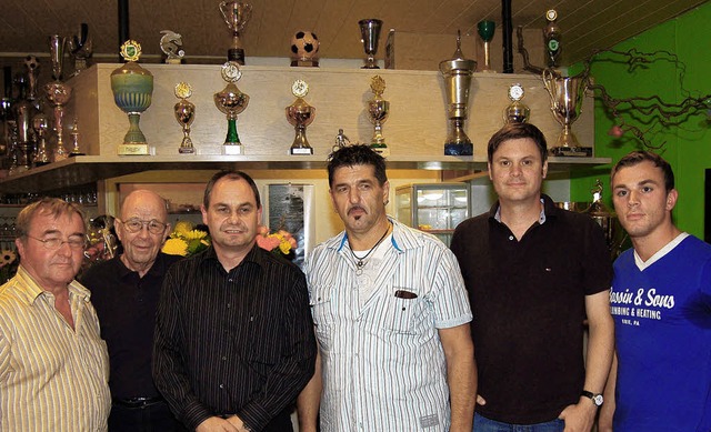 Der Vorsitzende Emil Franz (von links)...rsitzende der Nollinger SV-Fuballer.   | Foto: Heinz Vollmar