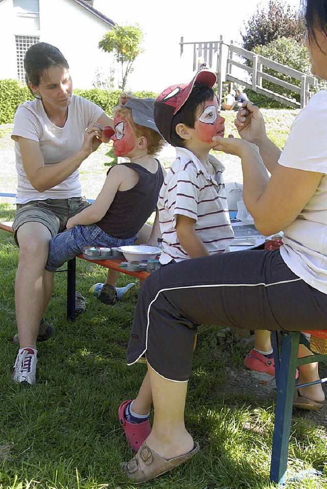 Jungen werden beim Kinderferienprogram... Spielplatz wie Spiderman geschminkt.   | Foto: G. sommer