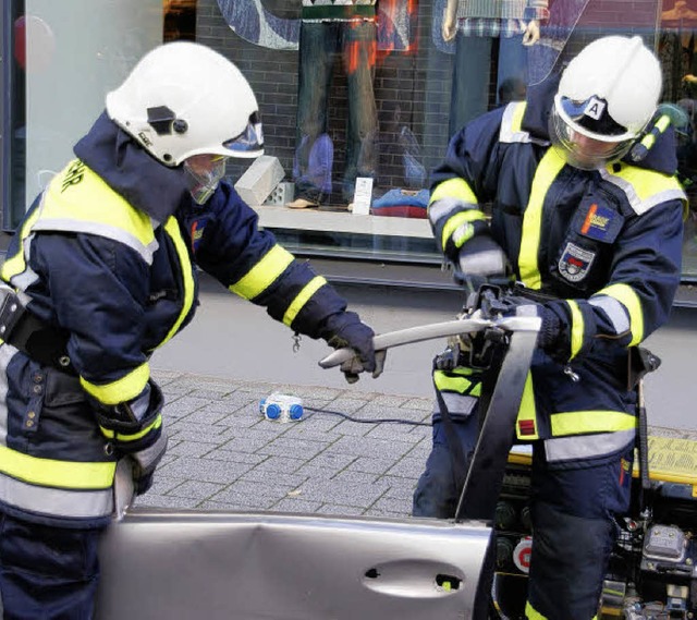 Der Rippolinger Abteilungskommandant P...die Funktionsweise des Handspreizers.   | Foto: hrvoje miloslavic