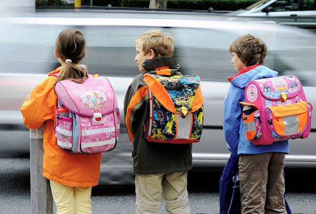 Auf dem Schulweg lauern fr die Kinder viele Gefahren.   | Foto: dpa