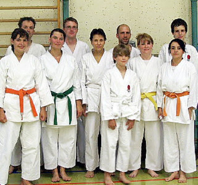 Karateka mit neuen Grteln   | Foto: BZ